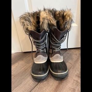 Sorel women’s Joan of Arctic Boots Size 9